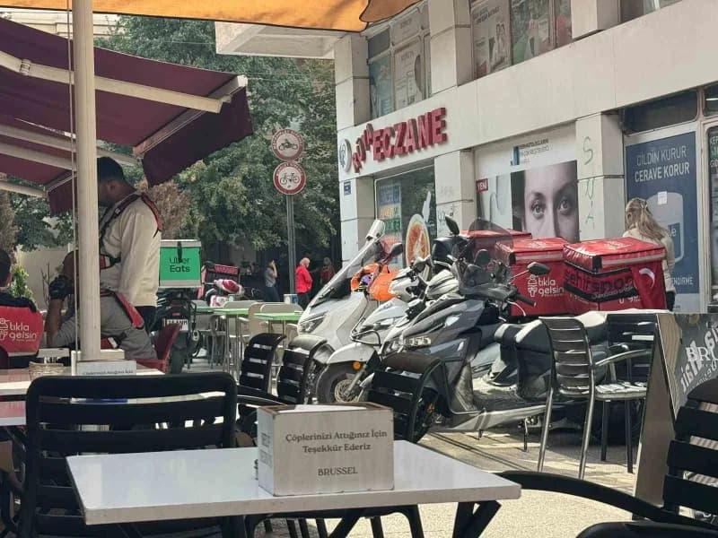 Eskişehir’de bir alışveriş merkezinin önündeki sokağın girişine yasak olmasına rağmen park edilen kurye motosikletleri t