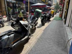 Eskişehir Bayramyeri Sokak’ta trafiğe kapalı alanda park etmiş kurye motosikletleri
