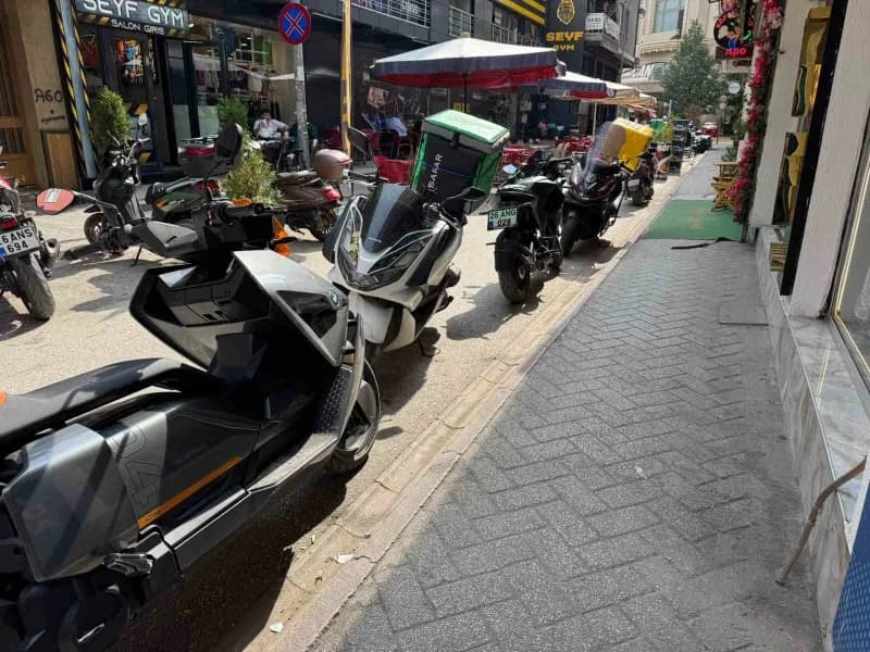 Eskişehir Bayramyeri Sokak’ta trafiğe kapalı alanda park etmiş kurye motosikletleri