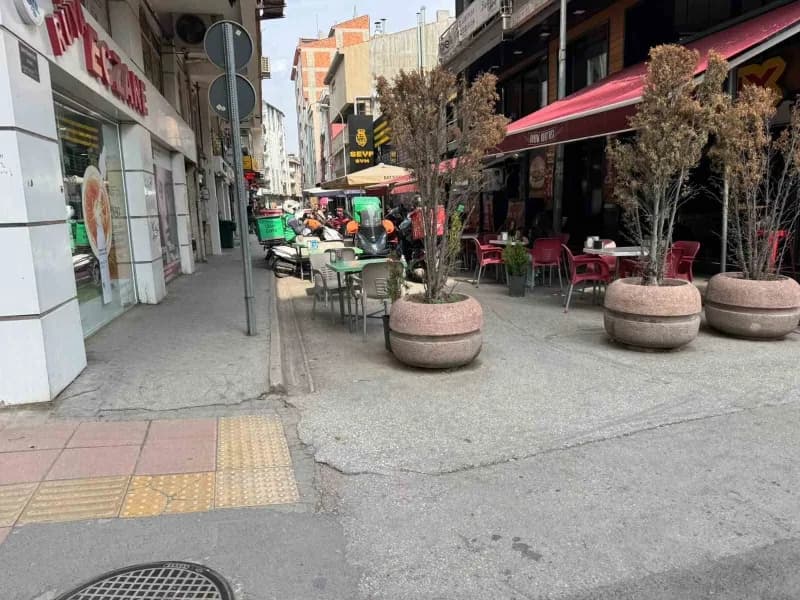 Eskişehir’de bir alışveriş merkezinin önündeki sokağın girişine yasak olmasına rağmen park edilen kurye motosikletleri t