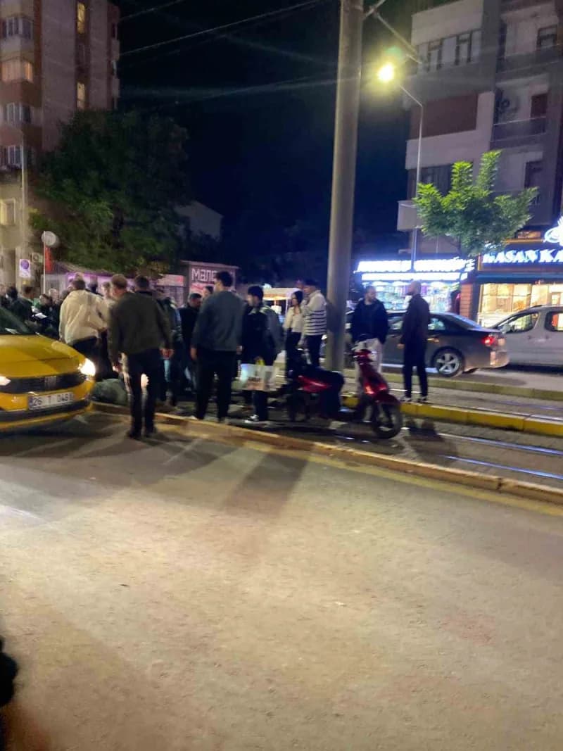 Eskişehir Tepebaşı Yenibağlar Mahallesi Üniversite Caddesi’nde motosikletin çarptığı yaya olay yeri