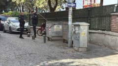 Eskişehir Odunpazarı'nda okul yanındaki çöp konteynırda meydana gelen patlamanın ardından polis ekipleri olay yerinde in