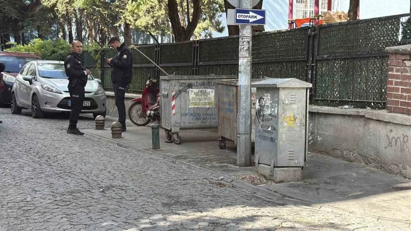 Eskişehir Odunpazarı'nda okul yanındaki çöp konteynırda meydana gelen patlamanın ardından polis ekipleri olay yerinde in