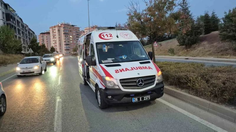 Eskişehir'de sürücüsünün direksiyon hakimiyetini kaybetmesi sonucu aydınlatma direğine çarpan otomobilin sürücüsü yarala