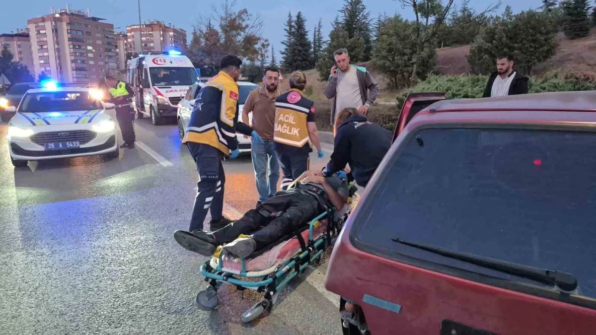 Eskişehir'de sürücüsünün direksiyon hakimiyetini kaybetmesi sonucu aydınlatma direğine çarpan otomobilin sürücüsü yarala