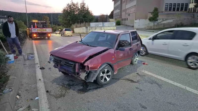 Eskişehir'de sürücüsünün direksiyon hakimiyetini kaybetmesi sonucu aydınlatma direğine çarpan otomobilin sürücüsü yarala