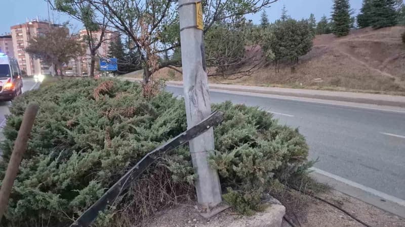 Eskişehir'de sürücüsünün direksiyon hakimiyetini kaybetmesi sonucu aydınlatma direğine çarpan otomobilin sürücüsü yarala
