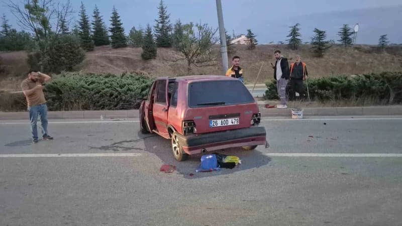 Eskişehir'de sürücüsünün direksiyon hakimiyetini kaybetmesi sonucu aydınlatma direğine çarpan otomobilin sürücüsü yarala