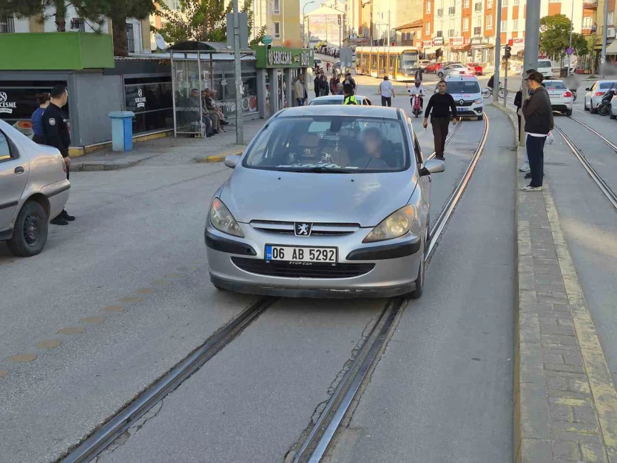 Eskişehir Odunpazarı Halk Caddesi’nde otomobil çarpması sonucu yaralanan yaşlı kadın hastaneye kaldırıldı