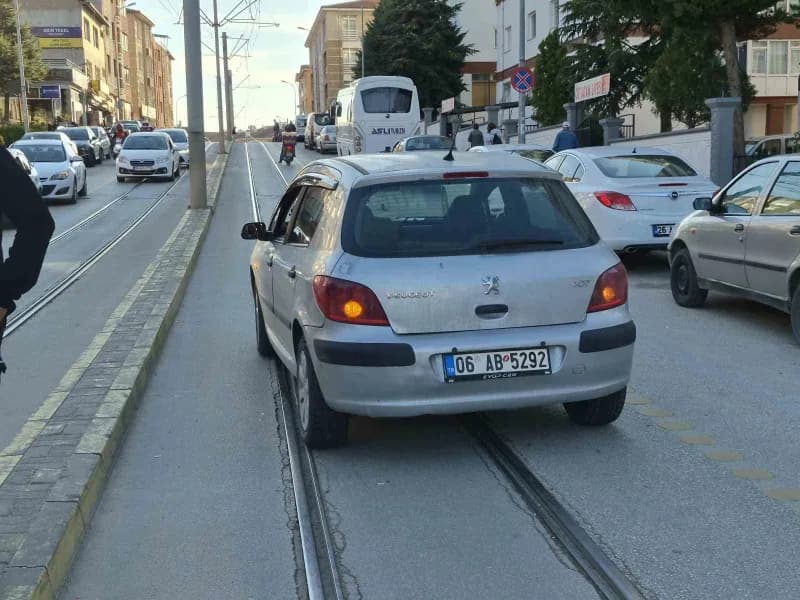 Eskişehir'de otomobil çarpması sonucu yaralanan yaşlı kadın hastaneye kaldırıldı.
