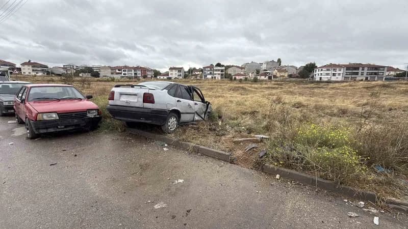 Eskişehir Odunpazarı'nda galeri önünde park halindeki otomobilin zarar görmüş hali