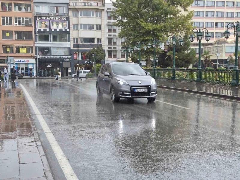 Eskişehir'de beklenen sağanak yağış etkili olurken, hava sıcaklığı 14 dereceye kadar düştü.