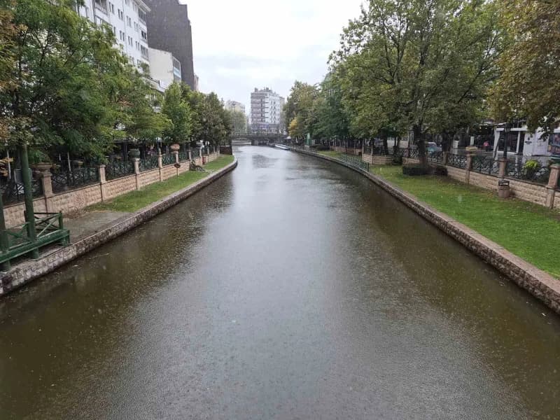 Eskişehir'de beklenen sağanak yağış etkili olurken, hava sıcaklığı 14 dereceye kadar düştü.