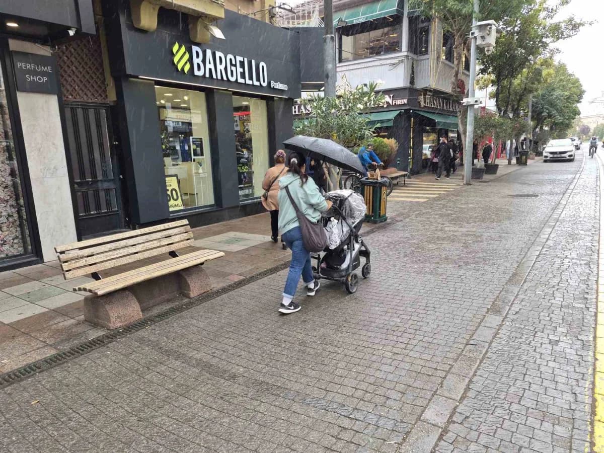 Eskişehir’de sağanak yağış altında yürüyen vatandaşlar ve kullanılan şemsiyeler