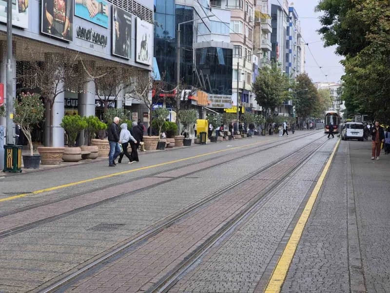 Eskişehir'de beklenen sağanak yağış etkili olurken, hava sıcaklığı 14 dereceye kadar düştü.