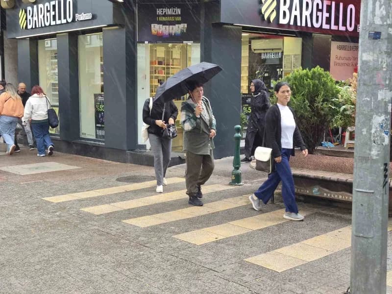 Eskişehir'de beklenen sağanak yağış etkili olurken, hava sıcaklığı 14 dereceye kadar düştü.