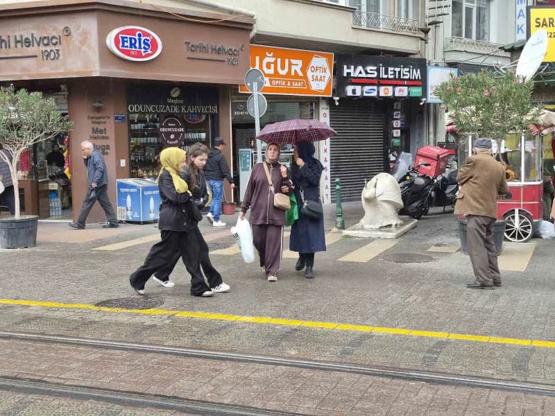 Eskişehir'de beklenen sağanak yağış etkili olurken, hava sıcaklığı 14 dereceye kadar düştü.
