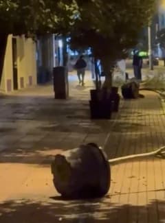 Eskişehir İsmet İnönü Caddesi’nde yol kenarındaki saksıların devrildiği anlar