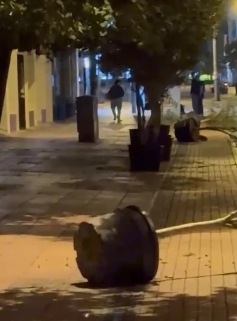 Eskişehir İsmet İnönü Caddesi’nde yol kenarındaki saksıların devrildiği anlar
