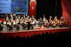 Eskişehir Büyükşehir Belediyesi Senfoni Orkestrası yeni sezon açılış konserinde sahnede performans sergiliyor