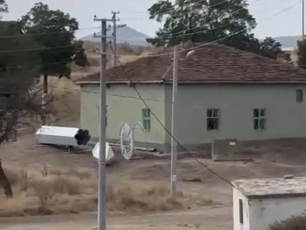 Eskişehir Sivrihisar İbikseydi Mahallesi’nde minaresiz cami ve çevresi