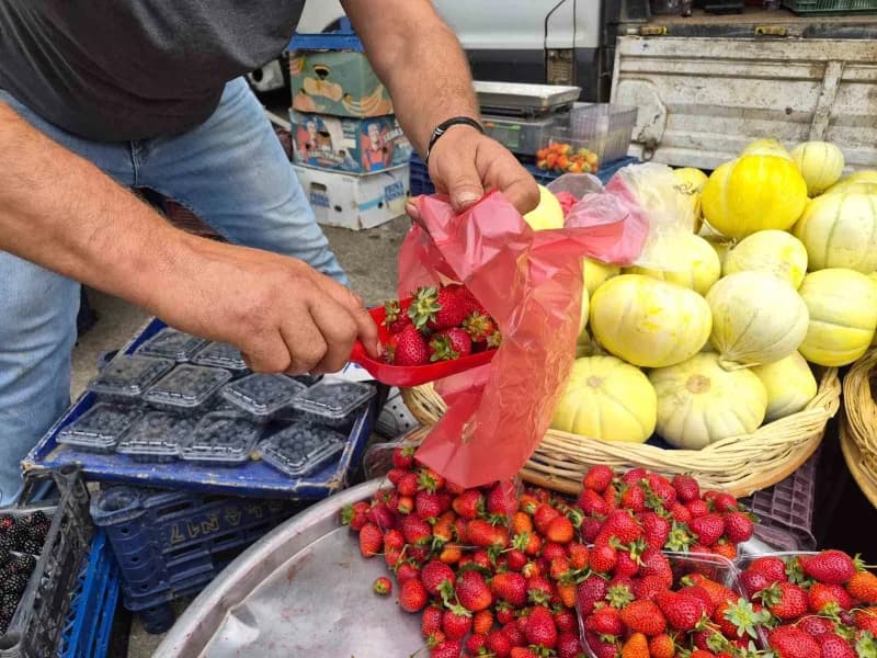 Eskişehir'de sonbahar başlamasına rağmen pazar tezgahlarında kilosu 100-200 TL'ye satışa sunulan çileğe vatandaşlar ilgi