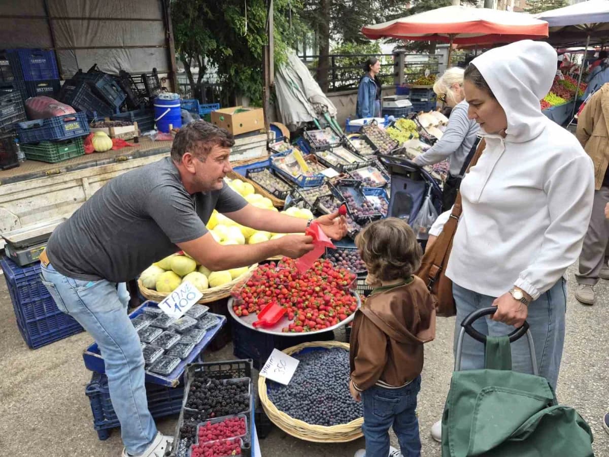 Eskişehir'de sonbahar başlamasına rağmen pazar tezgahlarında kilosu 100-200 TL'ye satışa sunulan çileğe vatandaşlar ilgi
