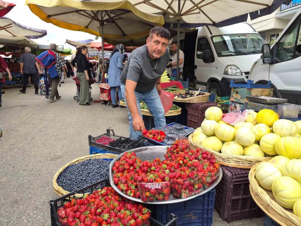 Eskişehir pazarında sonbaharda satışa sunulan taze çilek tezgahı