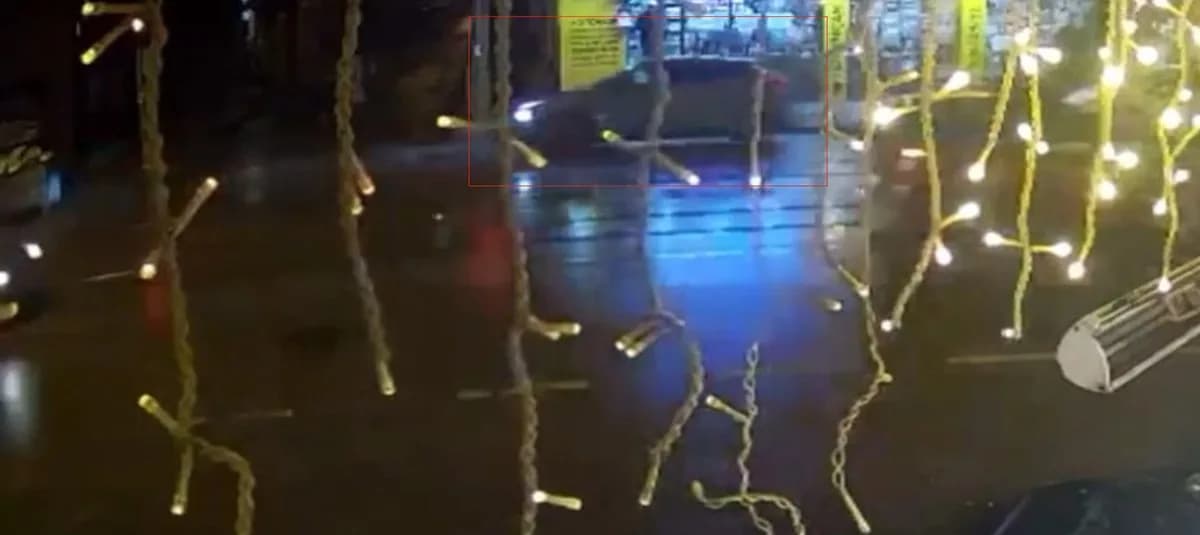 Eskişehir'de kontrolden çıkan SUV aracın çöp konteyneri ve elektrik panosuna çarptığı kaza sonrası kıvılcımlar yükseliyo