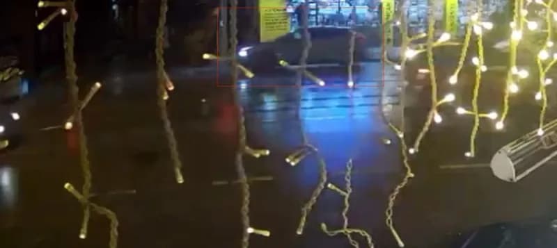 Eskişehir'de kontrolden çıkan SUV aracın çöp konteyneri ve elektrik panosuna çarptığı kaza sonrası kıvılcımlar yükseliyo