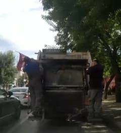 Eskişehir'de temizlik işçileri yerde buldukları Türk bayrağını temizleyip çöp kamyonuna asıyor