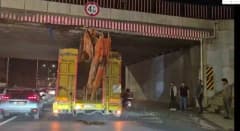Eskişehir-Bursa karayolunda üst geçide sıkışan tır ve trafik yoğunluğu