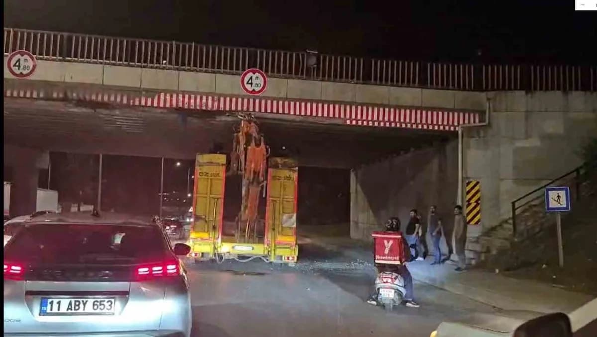 Eskişehir’de, sürücünün yüksekliğini yanlış hesap ettiği üzerindeki iş makinesi bulunan tır üst geçide sıkışında araç tr