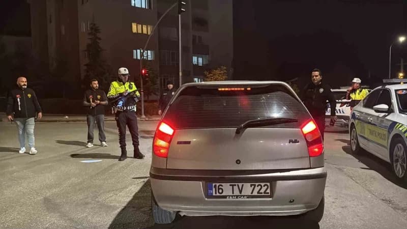Eskişehir'de Çevik Kuvvet ekiplerinin de katılımıyla 75. Yıl Mahallesinde asayiş ve trafik denetimi gerçekleştirildi. 10
