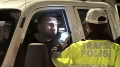 Eskişehir 75. Yıl Mahallesi’nde polislerin asayiş ve trafik denetimi yaptığı an