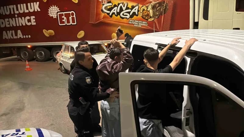 Eskişehir'de Çevik Kuvvet ekiplerinin de katılımıyla 75. Yıl Mahallesinde asayiş ve trafik denetimi gerçekleştirildi. 10