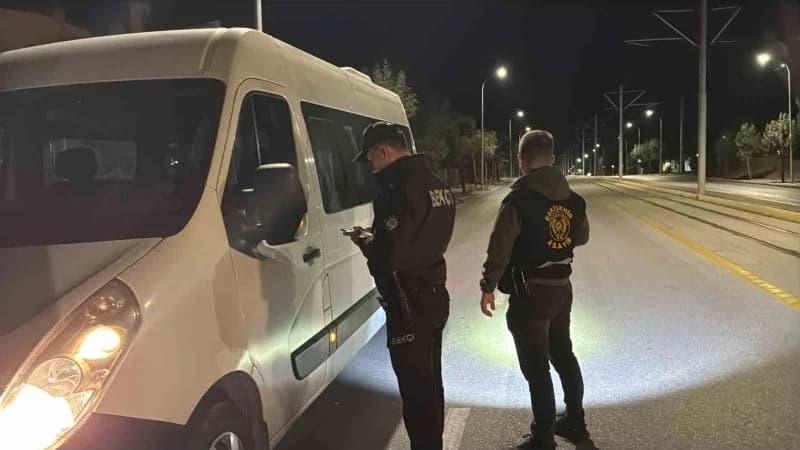 Eskişehir'de Çevik Kuvvet ekiplerinin de katılımıyla 75. Yıl Mahallesinde asayiş ve trafik denetimi gerçekleştirildi. 10