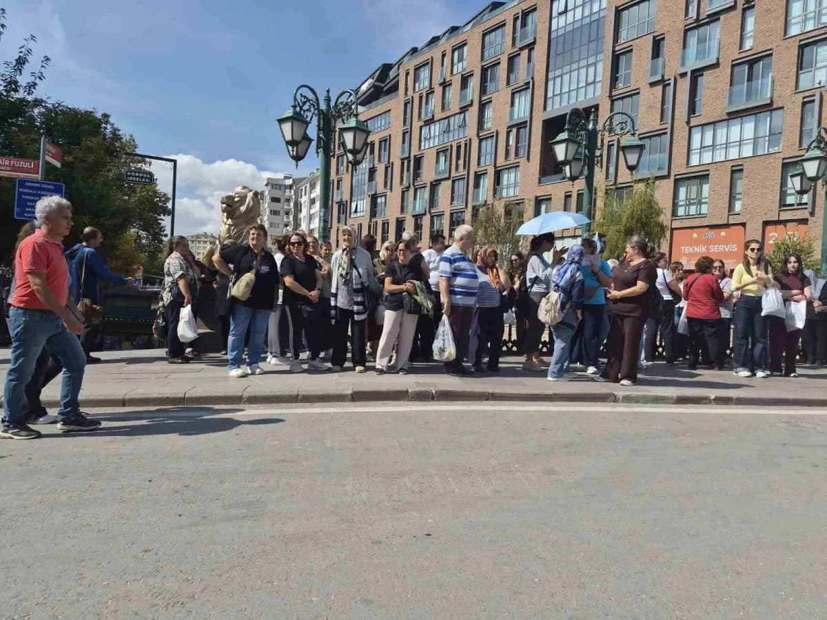 Eskişehirde Porsuk Çayı ve tarihi Odunpazarı Evleri çevresinde turistlerin yoğunluğu