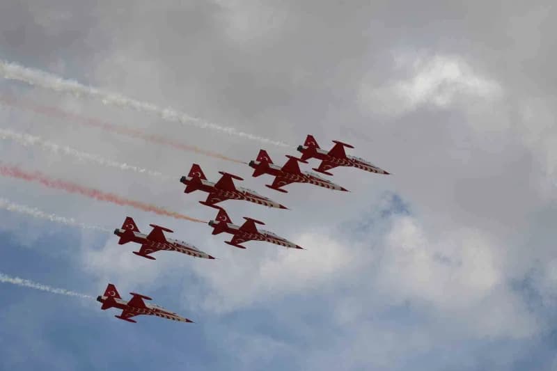 Eskişehir'de 11.'si düzenlenen SHG Airshow'da Türk Yıldızları'nın gösterisi izleyenlerin nefesini kesti.