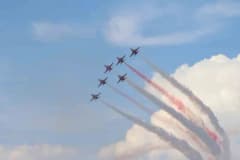 Eskişehir SHG Airshow’da Türk Yıldızları ve Semin Öztürk Şener’in akrobasi gösterisi sırasında gökyüzü görüntüsü