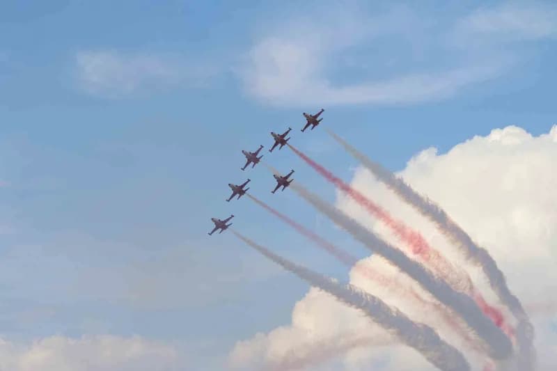 Eskişehir SHG Airshow’da Türk Yıldızları ve Semin Öztürk Şener’in akrobasi gösterisi sırasında gökyüzü görüntüsü