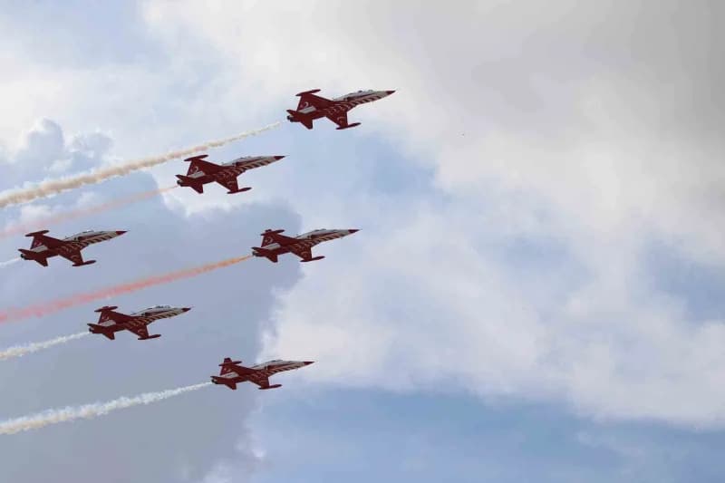 Eskişehir'de 11.'si düzenlenen SHG Airshow'da Türk Yıldızları'nın gösterisi izleyenlerin nefesini kesti.