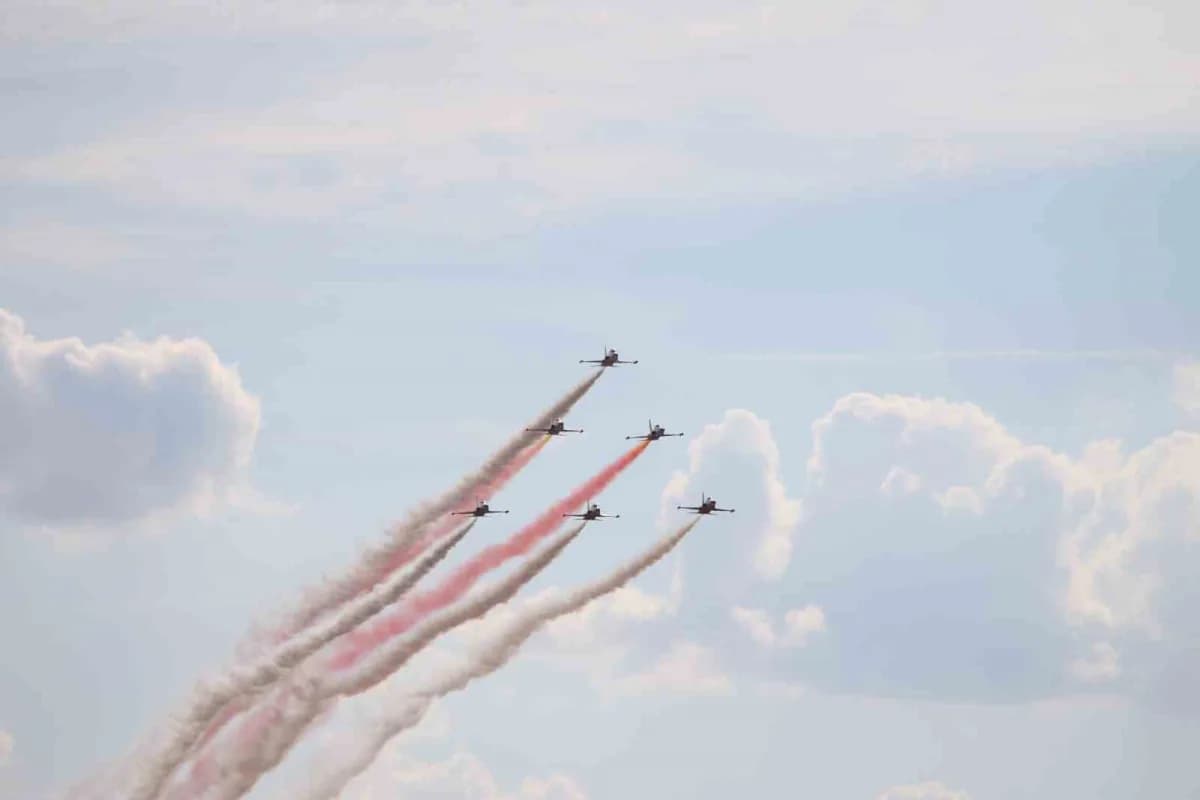Eskişehir'de 11.'si düzenlenen SHG Airshow'da Türk Yıldızları'nın gösterisi izleyenlerin nefesini kesti.