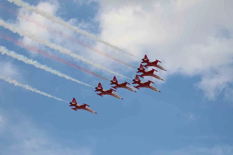 Eskişehir'de 11.'si düzenlenen SHG Airshow'da Türk Yıldızları'nın gösterisi izleyenlerin nefesini kesti.