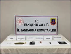 Eskişehir’de jandarma ekiplerinin uyuşturucu operasyonu sırasında ele geçirilen maddeler