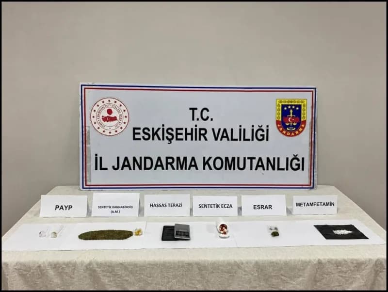 Eskişehir’de jandarma ekiplerinin uyuşturucu operasyonu sırasında ele geçirilen maddeler