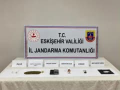 Eskişehir’de jandarma ekiplerinin uyuşturucu operasyonunda ele geçirilen maddeler ve tutuklanan şüpheli