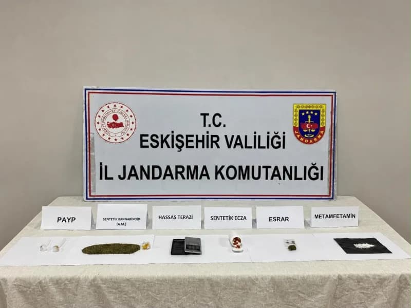 Eskişehir’de jandarma ekiplerinin uyuşturucu operasyonunda ele geçirilen maddeler ve tutuklanan şüpheli