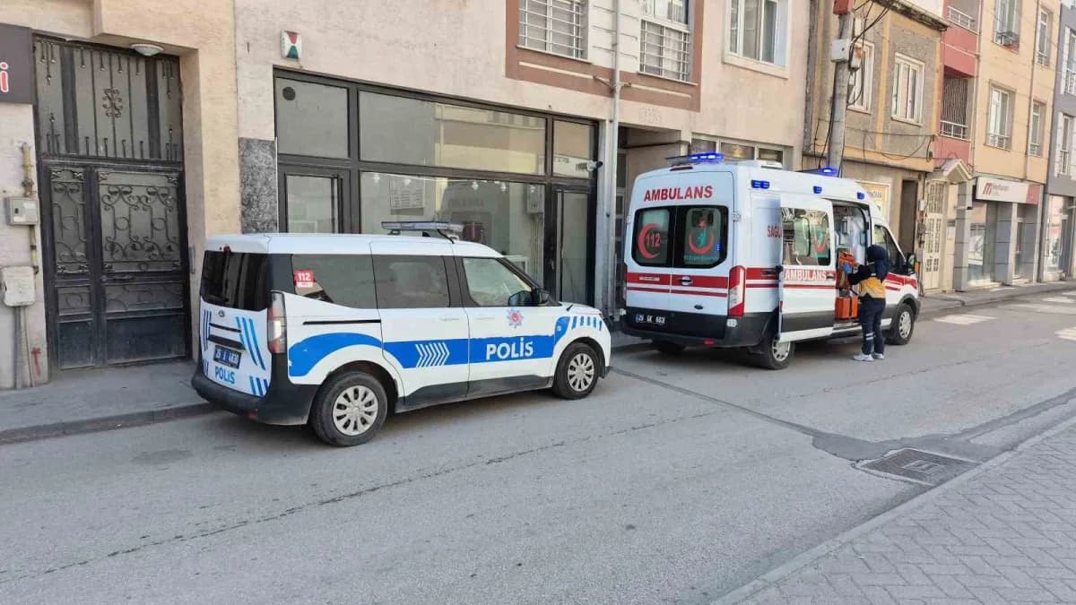 Eskişehir'de evinde yataktan düşerek yaralanan 80 yaşındaki adam hayatını kaybetti. İhbar üzerine adrese polis ve sağlık