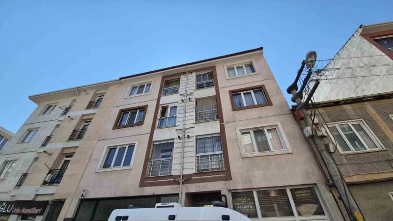 Eskişehir'de evinde yataktan düşerek yaralanan 80 yaşındaki adam hayatını kaybetti.